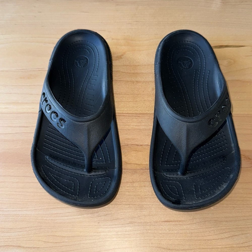 Crocs Kids Sandals in Black size J1 Water Shoes Perfect for Summer!
